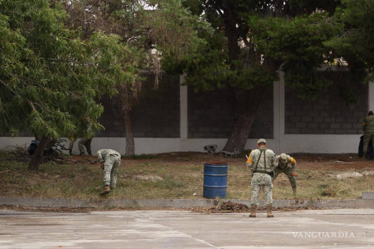 $!Policías municipales y elementos del Ejército trabajaron juntos en la rehabilitación de una primaria de la colonia Chapultepec.