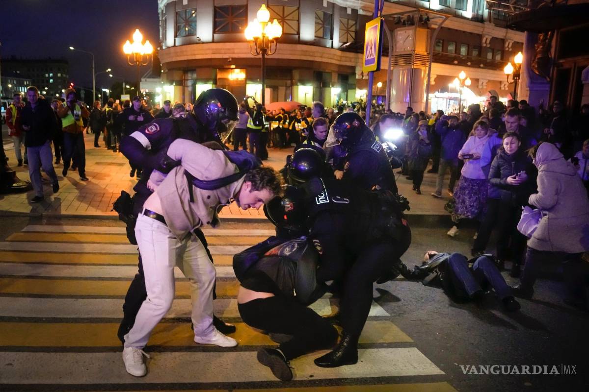 $!La policía antidisturbios detiene a dos jóvenes en una manifestación en Moscú, Rusia, el miércoles 21 de septiembre de 2022.