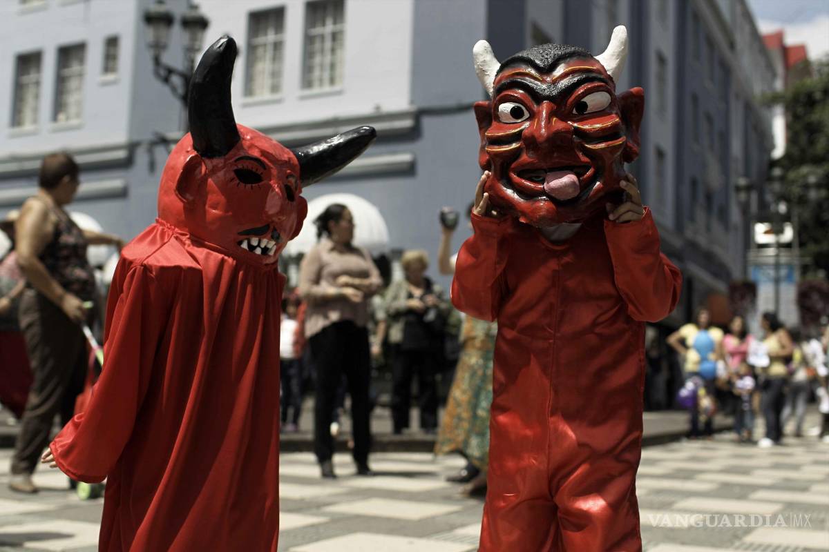 $!Dos niños vestidos de diablos celebran el Día de la Mascarada Tradicional Costarricense. EFE/Jeffrey Arguedas