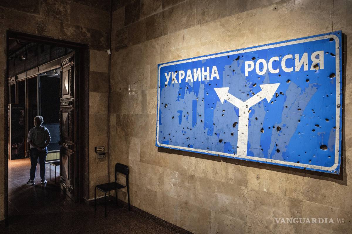 $!Un cartel acribillado a balazos que dice “Ucrania” y “Rusia”, rescatado de un cruce fronterizo, cuelga en una pared del Museo de la Guerra en Kiev.