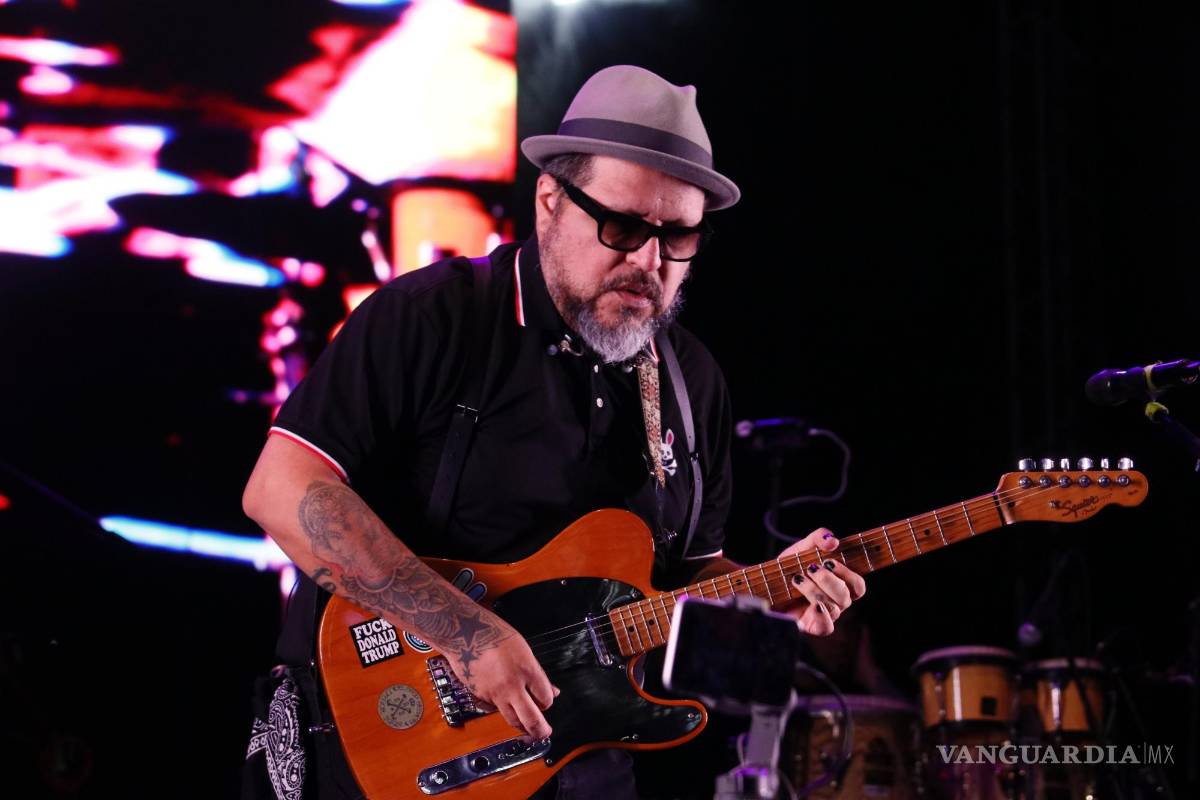 $!El vocalista y guitarrista de El Gran Silencio, Tony Hernández, cautiva al público con su enérgica interpretación y carisma durante el concierto.