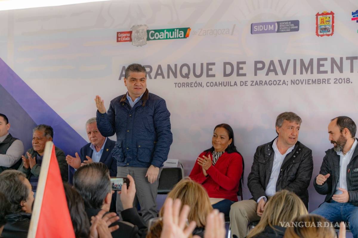 $!Da Miguel Riquelme banderazo inicial de pavimentación en Torreón