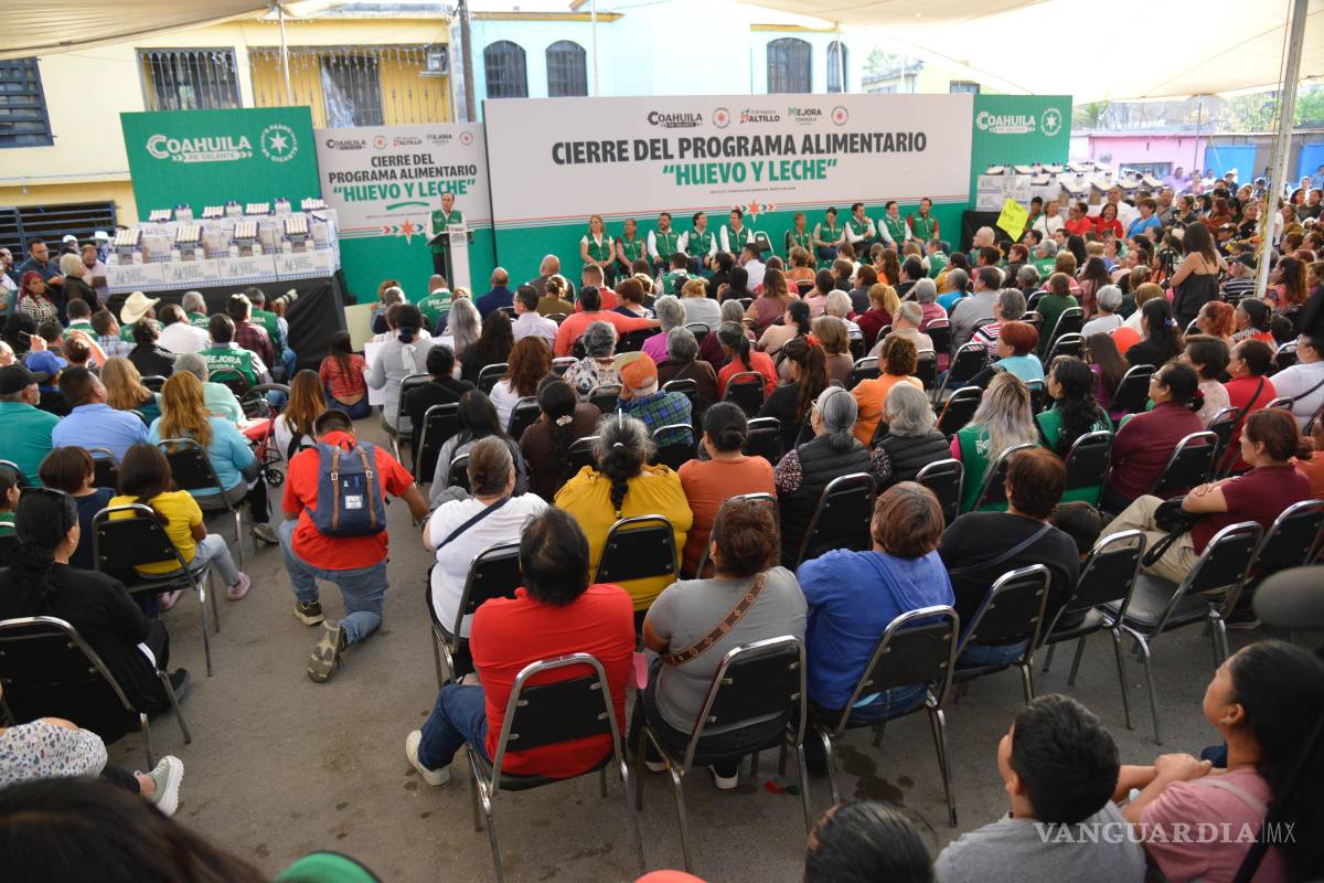 $!El gobernador y el alcalde Javier Díaz entregaron el apoyo alimentario como parte del programa Mejora Coahuila.