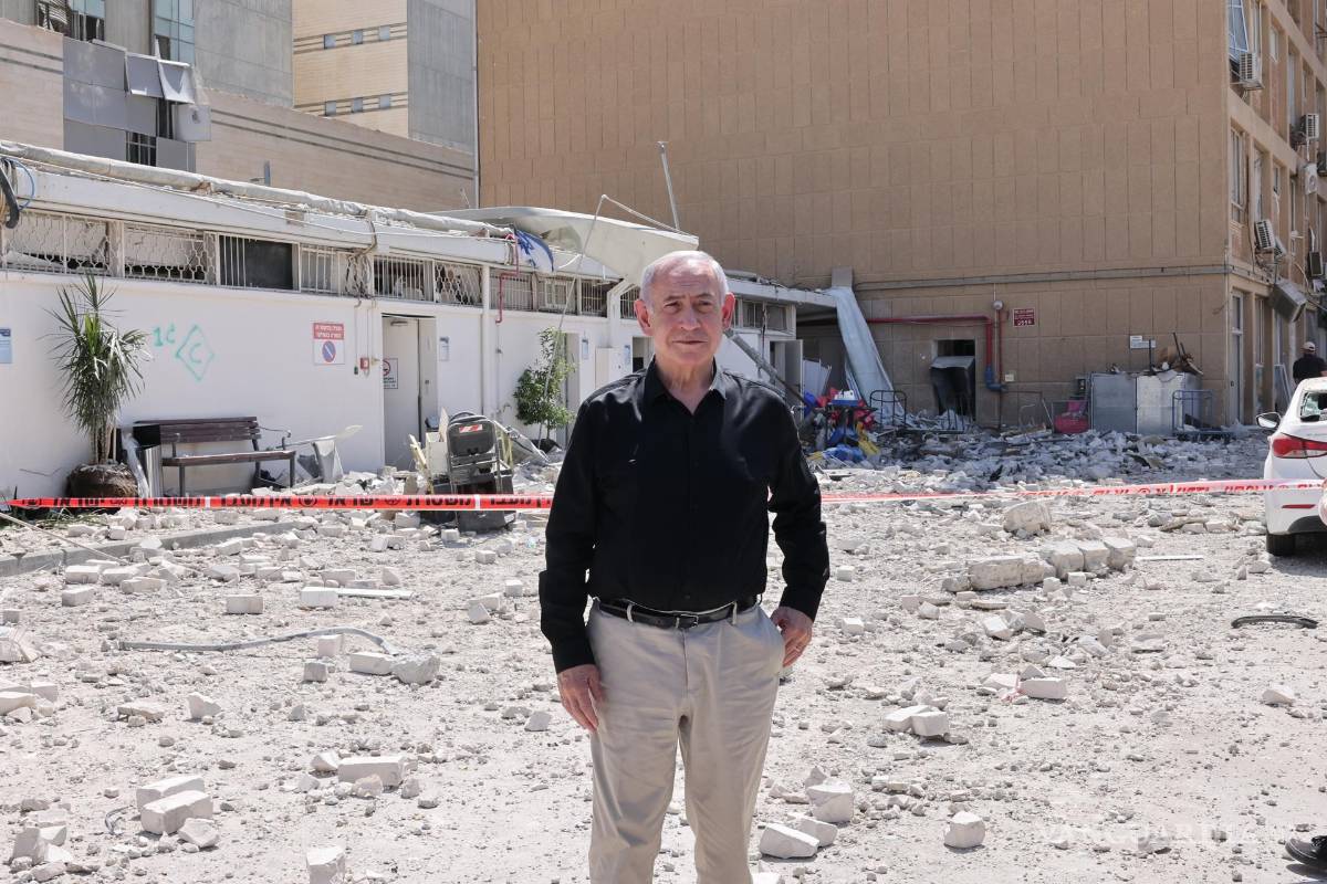 $!El primer ministro israelí, Benjamin Netanyahu, visita el complejo hospitalario Soroka, después de que fuera alcanzado por un misil disparado desde Irán, en Beer Sheva.