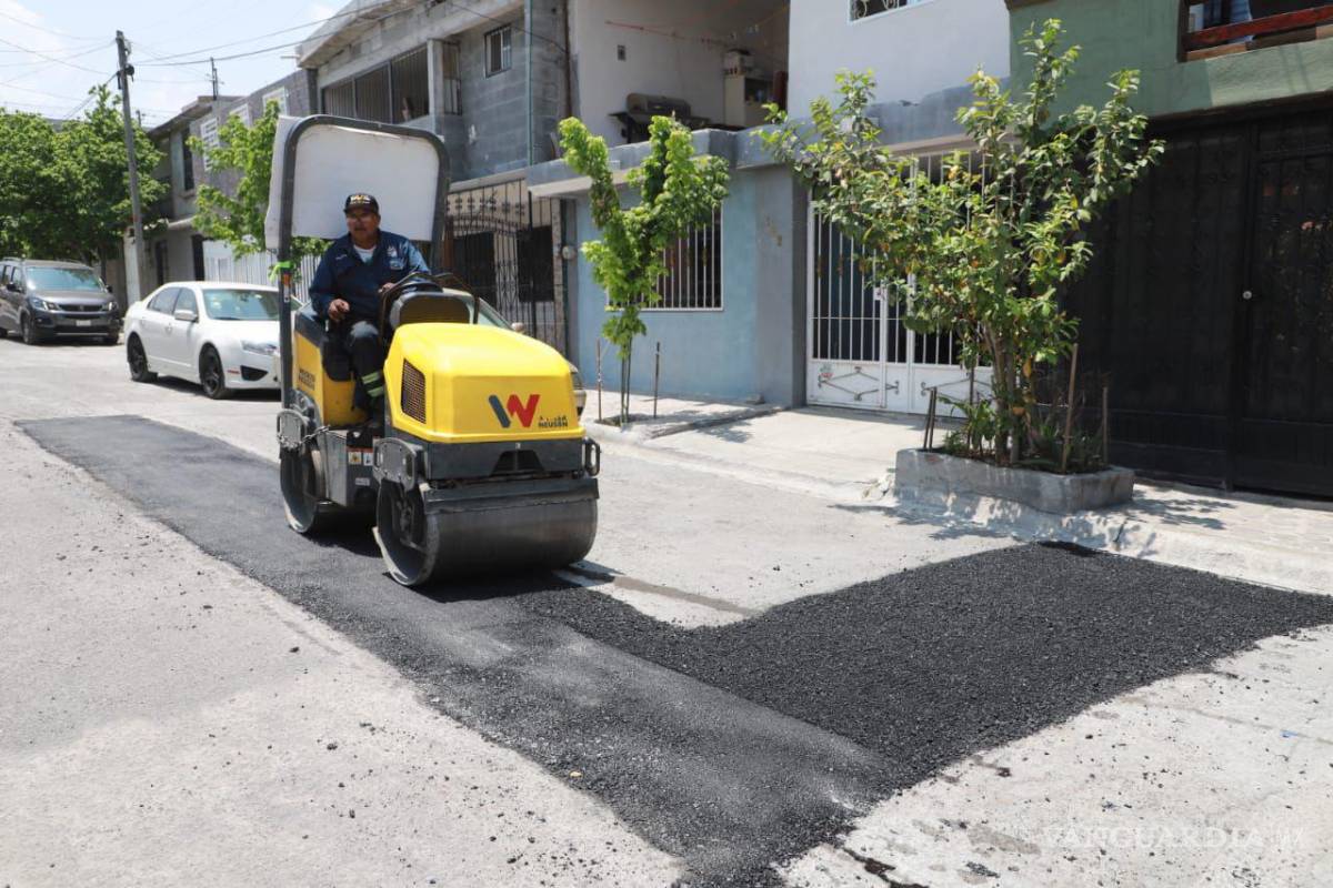 $!La maquinaria pesada entra en acción para rehabilitar las vialidades afectadas por baches.