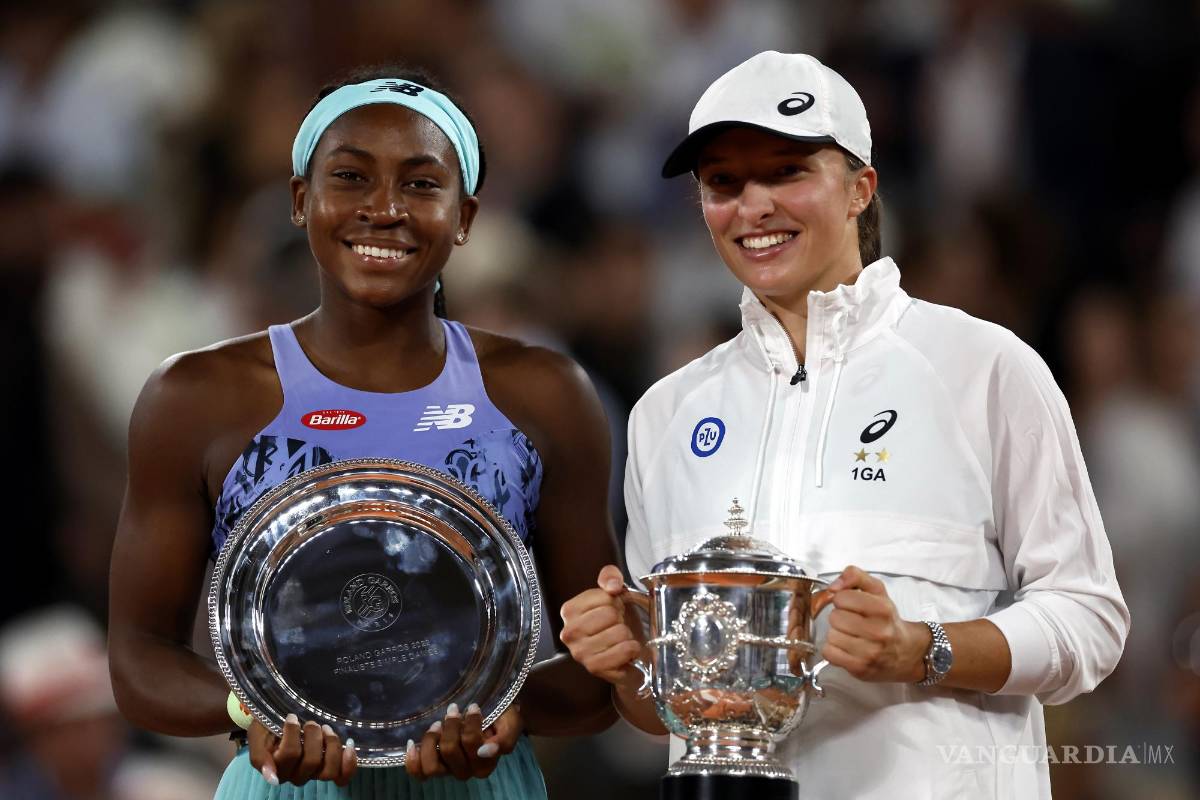 $!Iga Swiatek (d) posa con su trofeo después de ganar contra Coco Gauff que sostiene su trofeo de subcampeón en París, Francia.