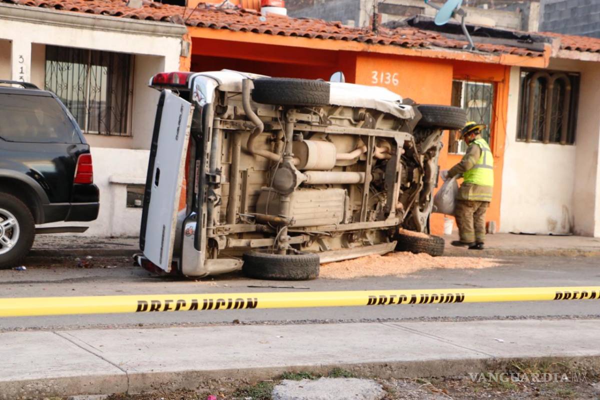 $!Vuelca camioneta y se impacta contra casa y vehículo, al poniente de Saltillo