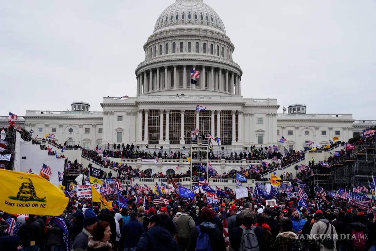 $!Fotografía de archivo en la que se ve a seguidores del entonces presidente Donald Trump en su intento de invadir el interior del Capitolio en Washington.