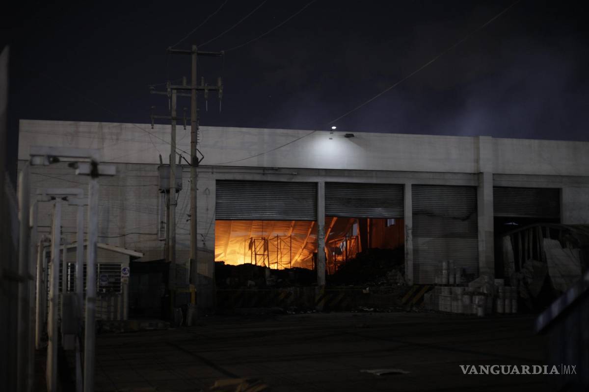 Se reactiva incendio en bodegas del IMSS en Arteaga; fuego es controlado por bomberos