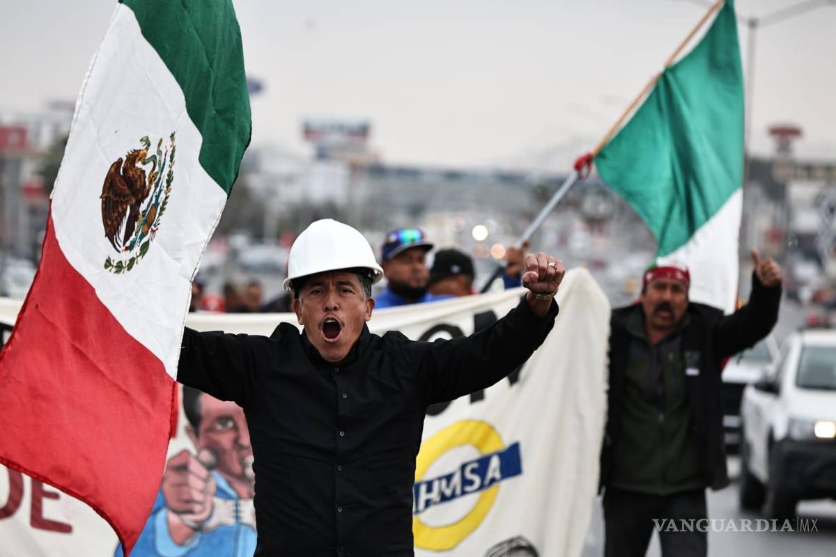 $!Liderazgo del grupo laboral encabeza la marcha que reunió a alrededor de 200 exobreros.