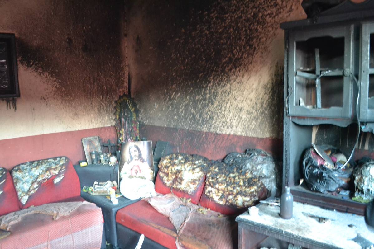 Incendia casa con esposa e hijos dentro, por celos