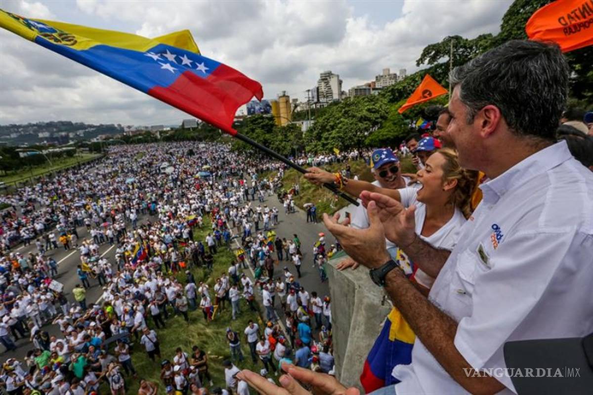 Miles de opositores piden un referéndum contra Maduro