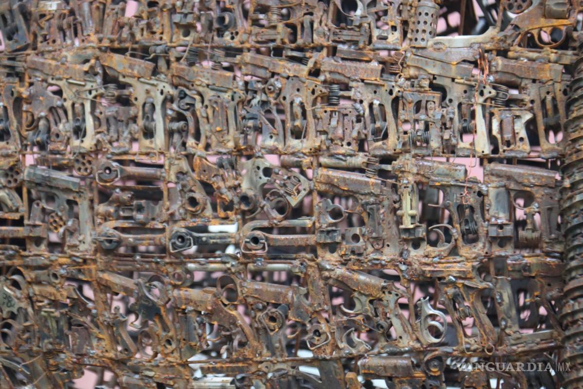 Armas decomisadas se convierten en dinosaurio que da bienvenida en el Museo del Desierto en Saltillo