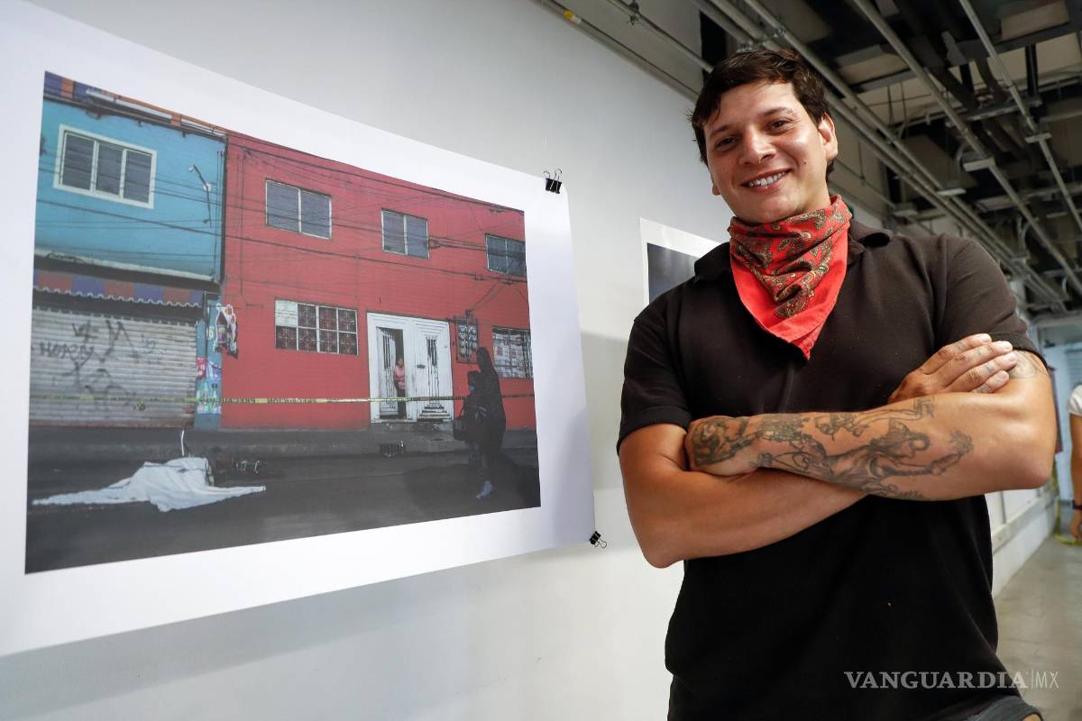 $!El fotoperiodista mexicano, Ernesto Álvarez, posa para fotos durante la exposición Dulce Violencia, muestra fotográfica de nota roja en el Faro Cosmo.