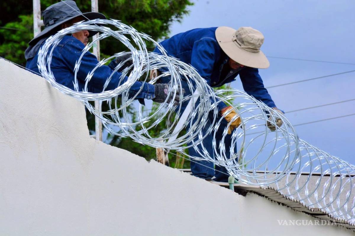 $!Trabajadores continuaban este viernes con la colocación del alambre de púas en las instalaciones del plantel.