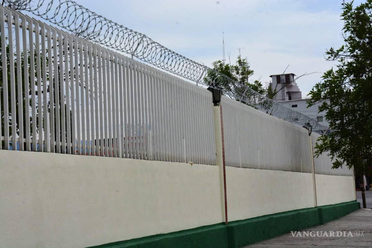 $!La medida se aplica en distintos tramos del perímetro de la escuela, ubicada sobre el bulevar Venustiano Carranza.