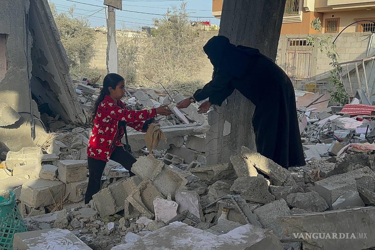 $!Una mujer y una niña rebuscan entre los escombros tras el ataque a la casa de la familia Bahabsa en el que murieron 3 miembros.