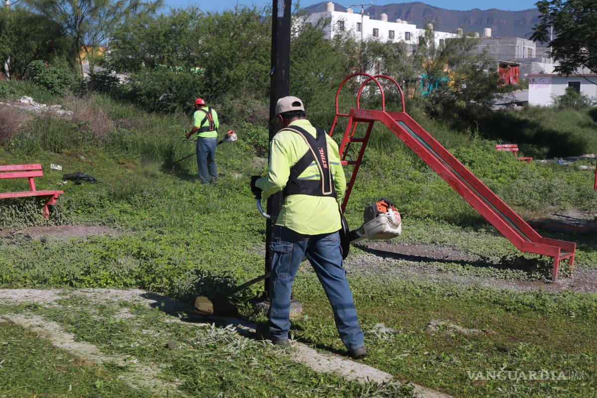 $!Trabajadores del programa “Aquí andamos” atendieron plazas públicas en colonias como Las Teresitas y Valle de las Torres.