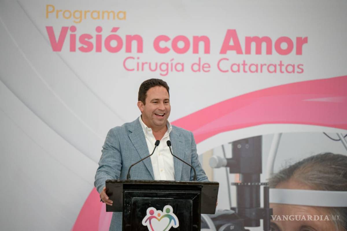 $!El alcalde de Saltillo, Javier Díaz González, destaca la importancia del programa Visión con Amor como un esfuerzo para mejorar la salud visual de las familias saltillenses, agradeciendo la colaboración del Gobierno del Estado y el personal médico involucrado.