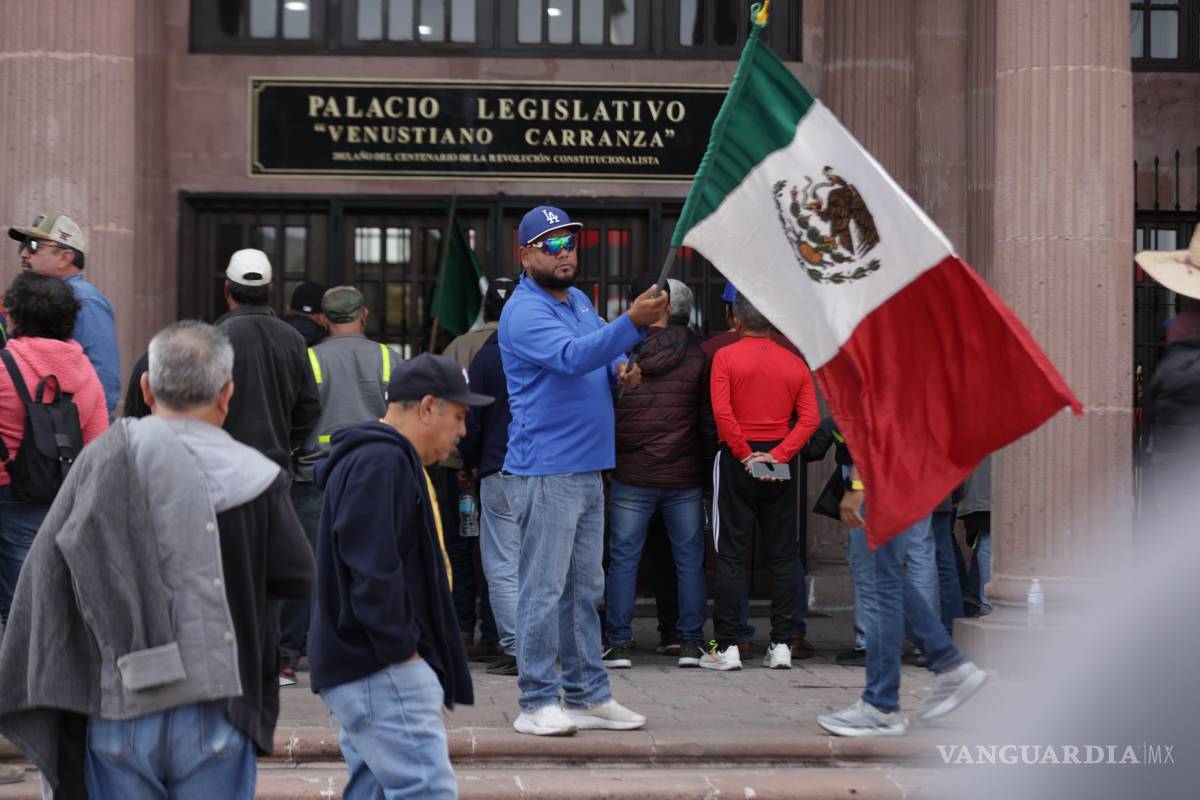 $!Integrantes del movimiento se preparan para desplazarse hacia Palacio de Gobierno en un nuevo mitin.