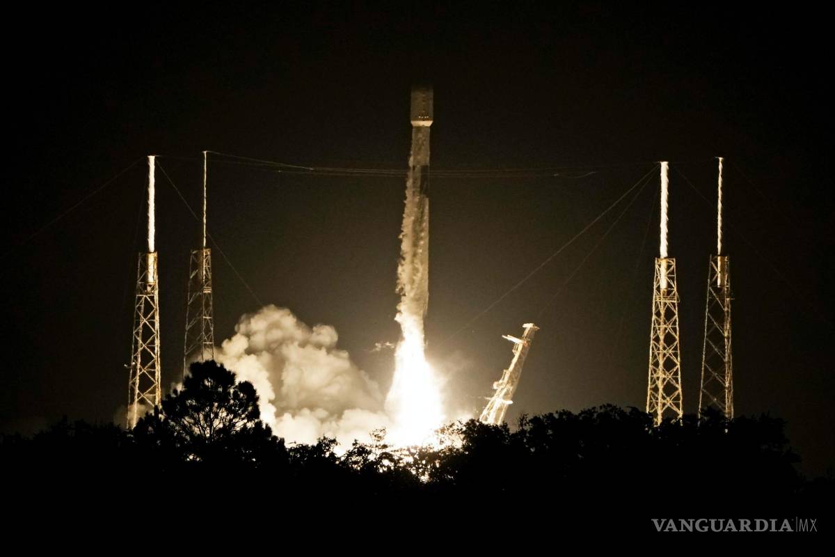 $!Un cohete SpaceX Falcon 9 con una carga útil de satélites de Internet Starlink V2 Mini despega del Complejo de Lanzamiento 40 en Cabo Cañaveral, Florida.