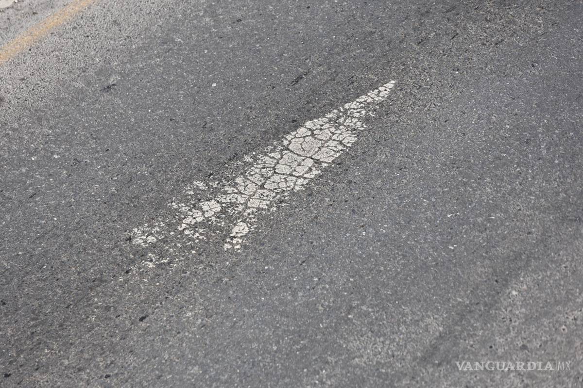 $!Marcas viales prácticamente desvanecidas dificultan el flujo vehicular.