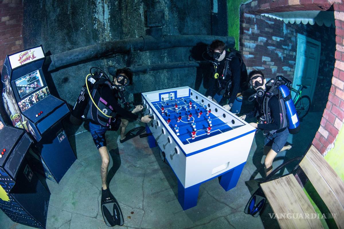 $!Jugando al 'futbolín' bajo el agua.