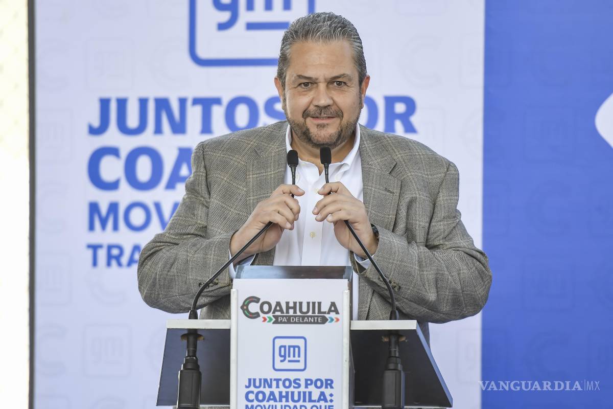 $!Tomás Gutiérrez Merino, alcalde de Ramos Arizpe, acompañó al gobernador Manolo Jiménez durante la entrega de unidades eléctricas donadas por General Motors.