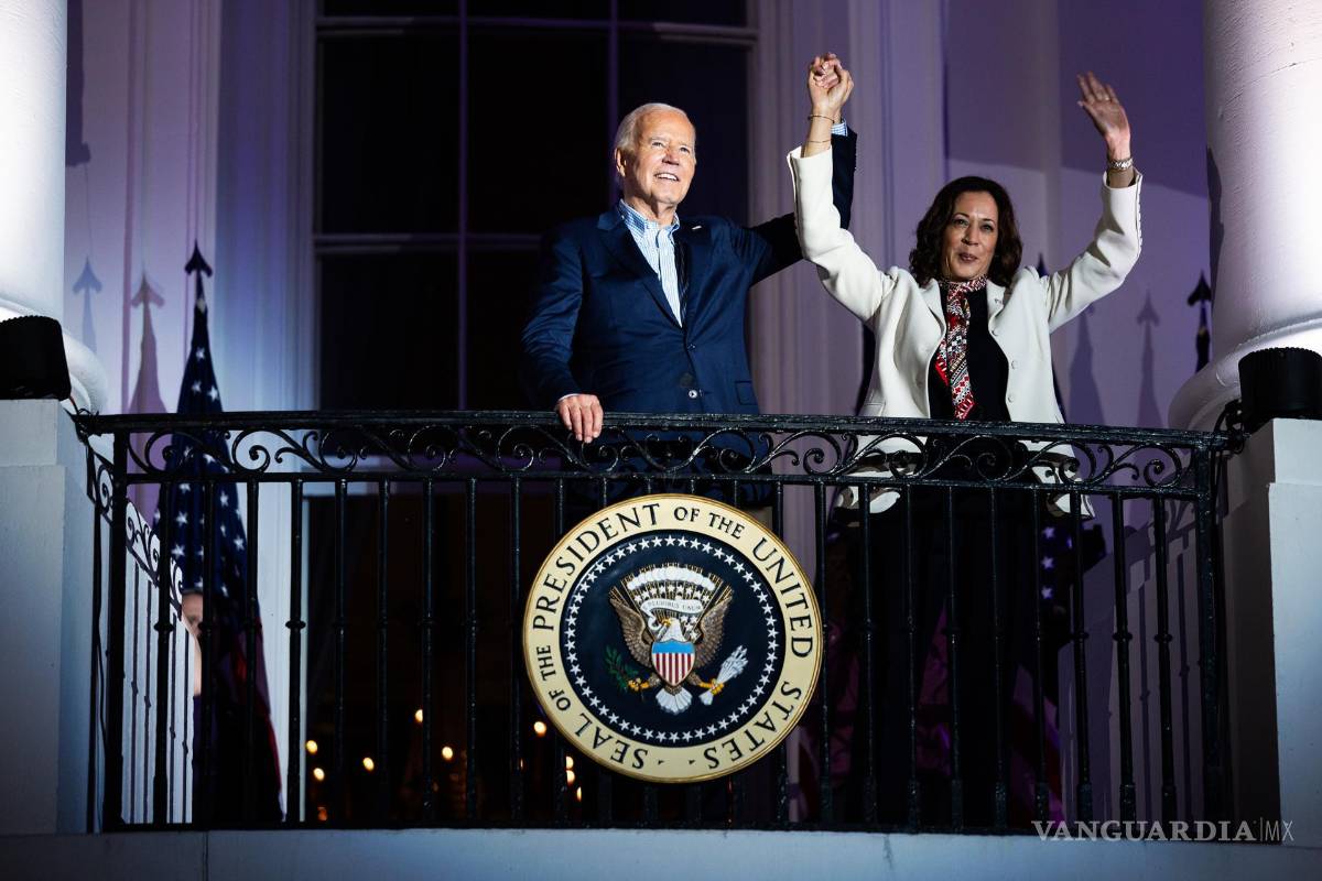 $!El presidente de Estados Unidos Joe Biden junto a la vicepresidenta Kamala Harris saludando desde el balcón de la Casa Blanca en Washington, D.C..