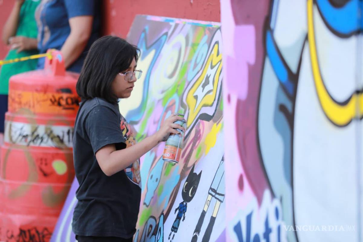 $!Niñas y niños de la colonia participaron en actividades para aprender a crear y colorear diseños de grafiti.