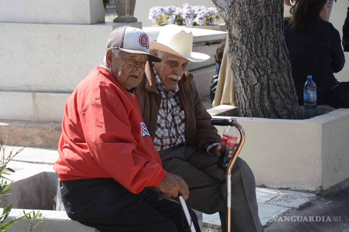 $!En el Día de Muertos, ellos no olvidan ni dejan solos a sus seres queridos [FOTOS]