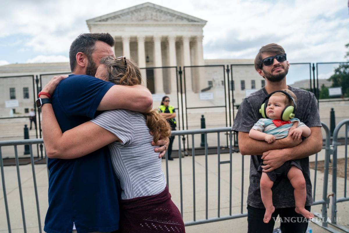 $!El activista antiabortista Matt Lockett (i); su esposa, Kim Lockett (2i), su yerno, Trace Brookover (d) y su nieto, Liam, reaccionan tras el fallo del Tribunal Supremo.