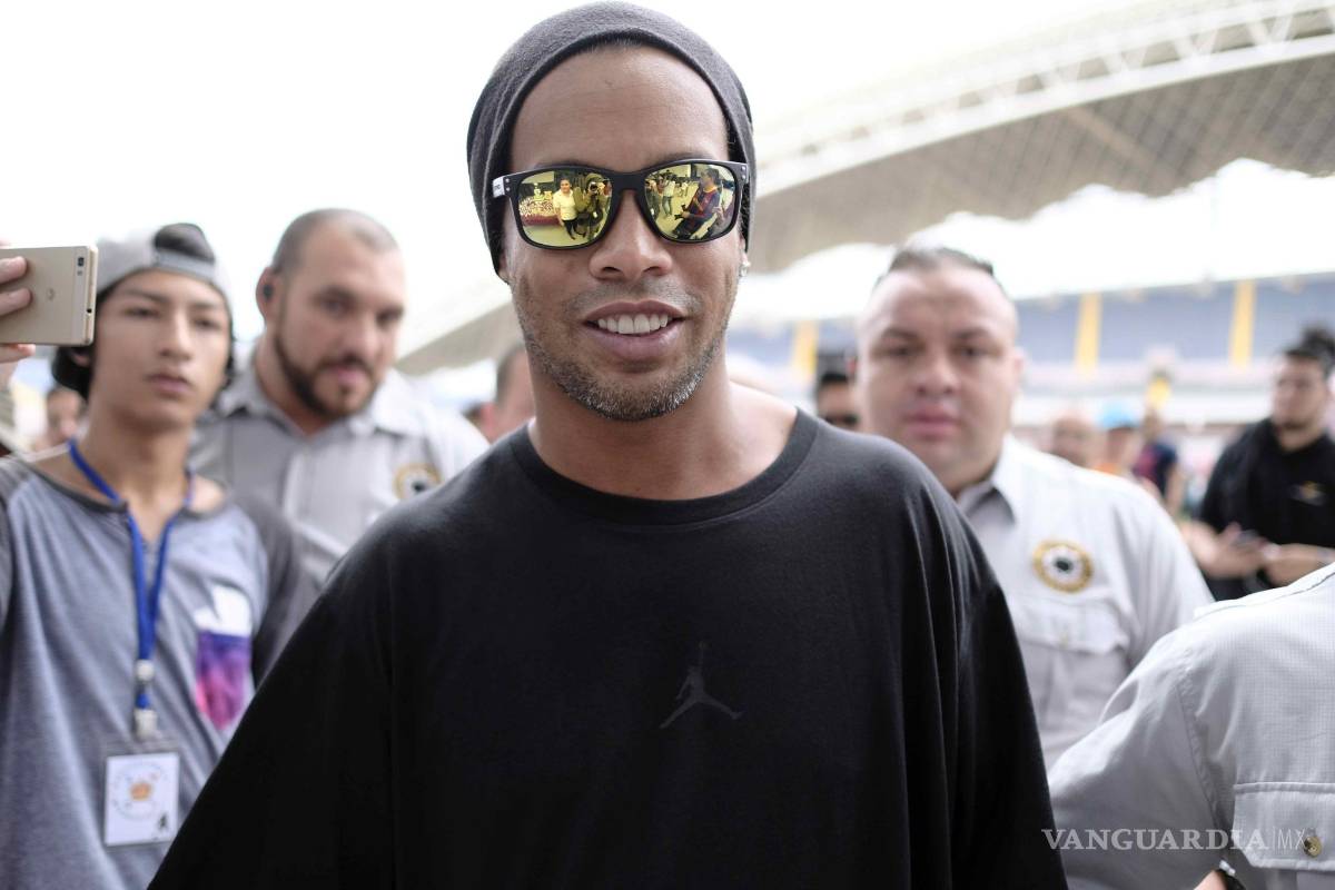 Ronaldinho espera que Neymar siga "regalando alegría" al fútbol desde el PSG