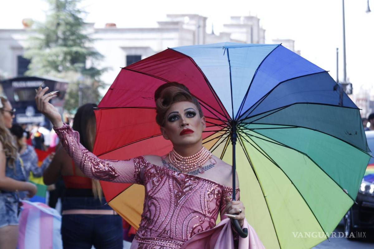 $!Con banderas arcoíris, se congregaron en Saltillo.