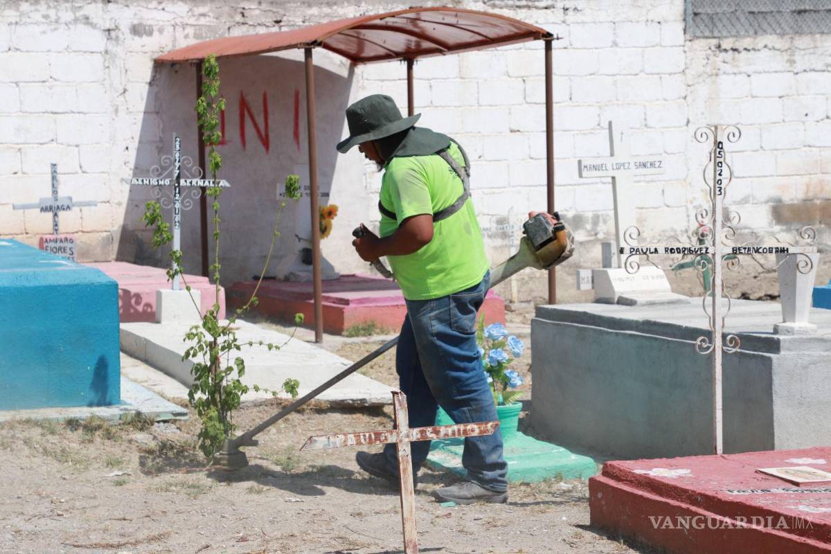 $!Desde hace días, personal del Municipio lleva a cabo labores de limpieza en los camposantos.