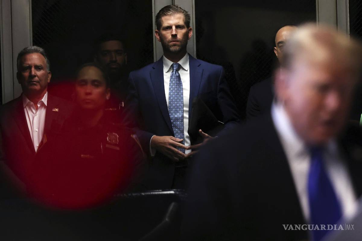 $!Al momento de dictarle el veredicto, el magnate se encontraba acompañado por su hijo Eric Trump.