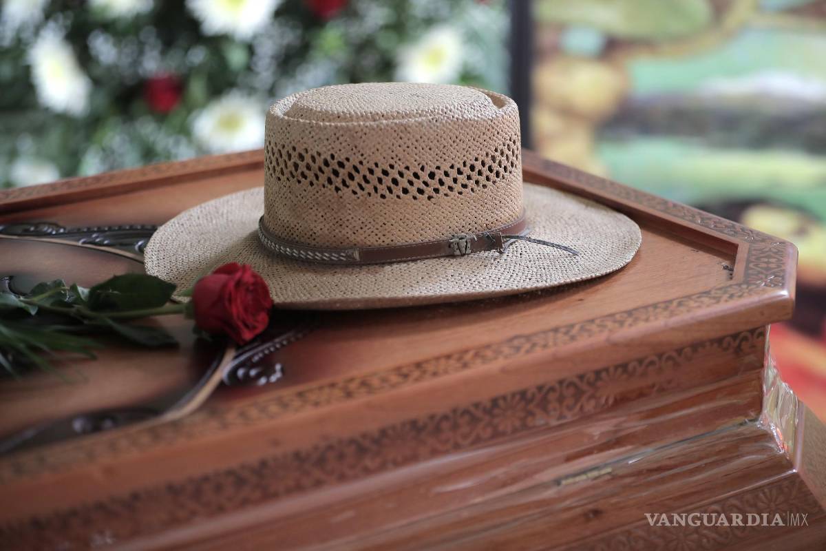 Dan familiares el último adiós a Hipólito Mora; es sepultado en La Ruana