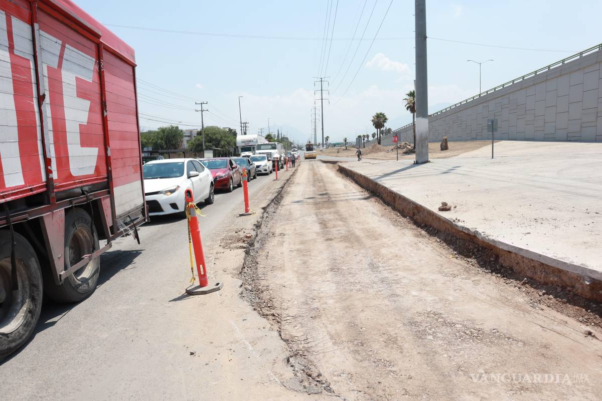 $!En el bulevar Luis Donaldo Colosio, se construye un nuevo carril para aliviar el tráfico en dirección oriente-sur.
