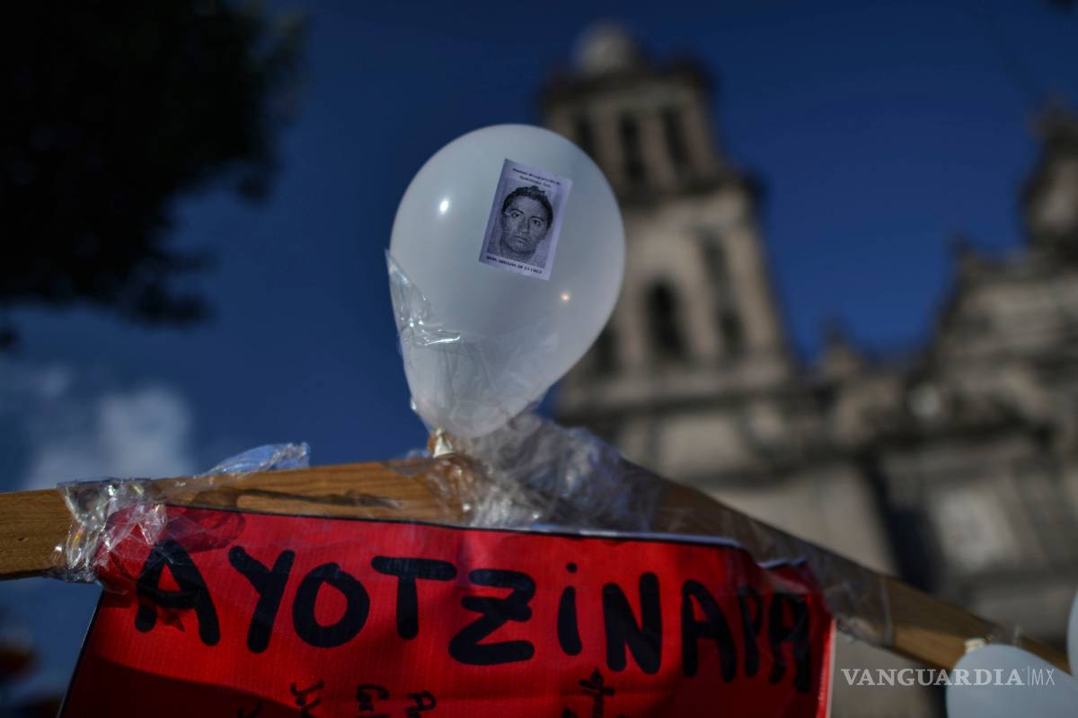 Padres de los 43 entregan carta a la Comisión Especial de Ayotzinapa