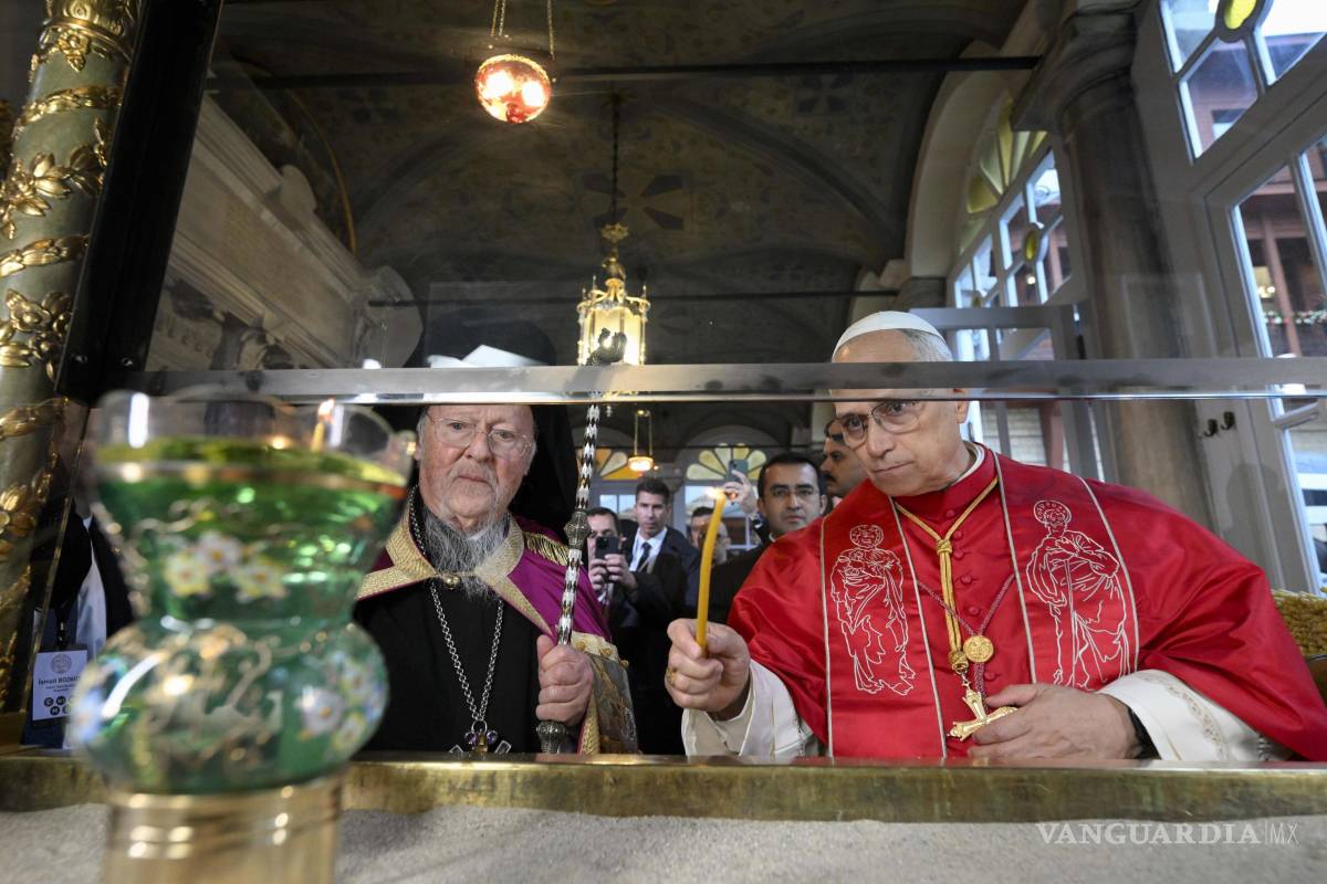 $!El Papa León XIV y Bartolomé I, Patriarca Ecuménico de Constantinopla, durante una doxología en la Iglesia Patriarcal de San Jorge en Estambul, Turquía.
