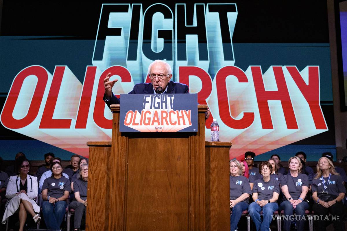 $!El senador por Vermont Bernie Sanders en un evento electoral de su gira 'Fighting Oligarchy Tur' previo a las elecciones del próximo 3 de noviembre, en Houston.