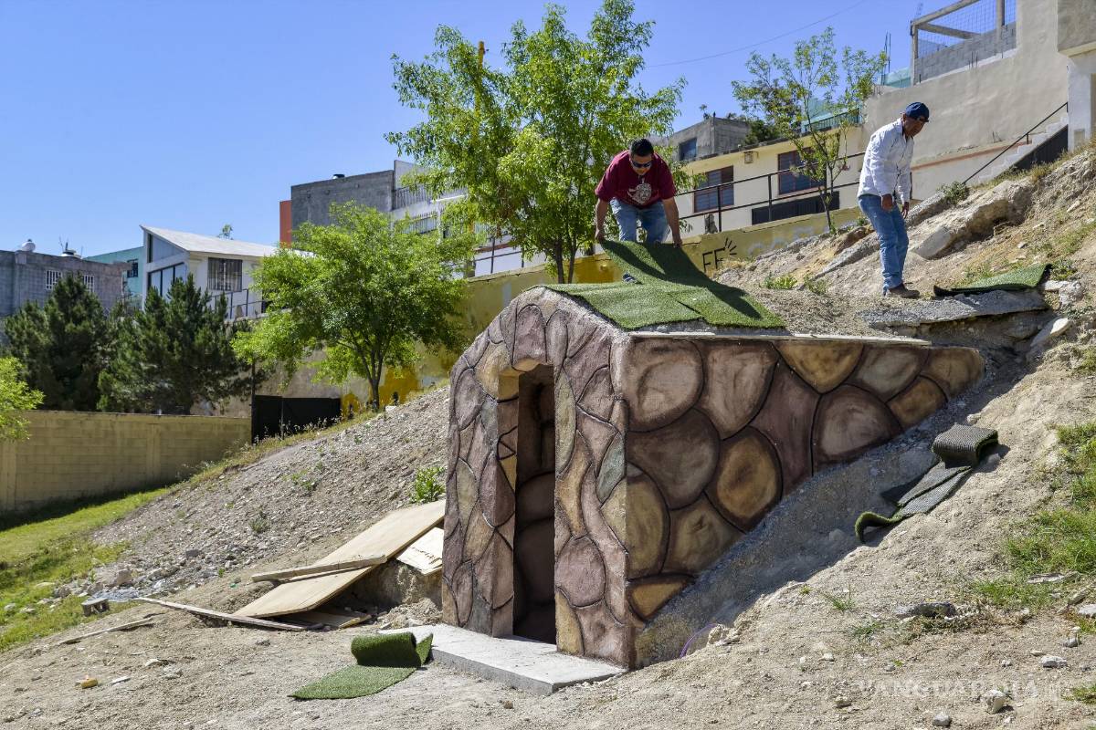 $!Se revisan meticulosamente los implementos para garantizar la protección de los actores durante las escenas más intensas.