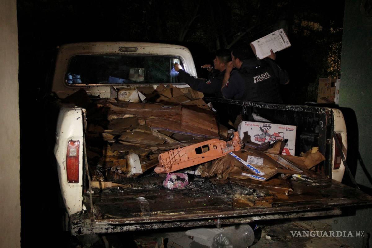 Mujer le prende fuego a camioneta de su ex esposo, en Saltillo