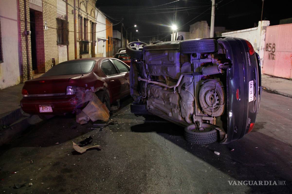 ¡Desde temprano! Vuelca vehículo en la Zona Centro de Saltillo