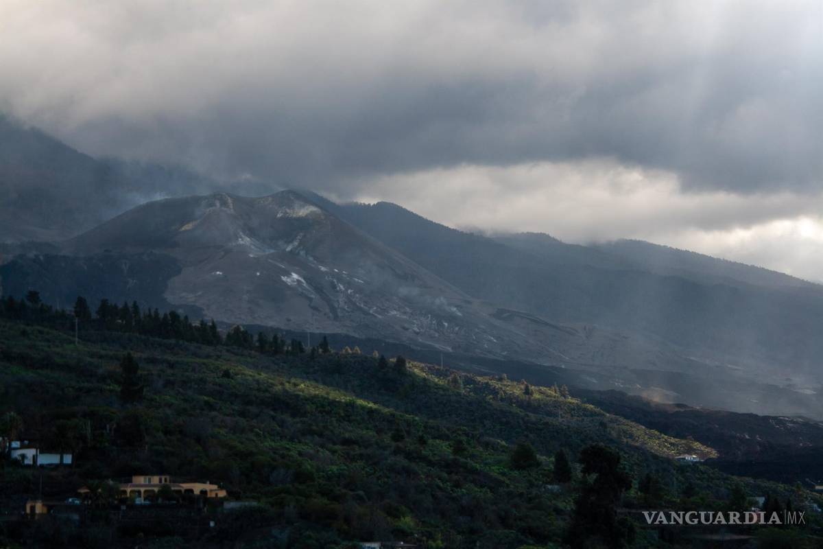 $!El Valle de Aridane, en La Palma, amaneció sin un solo signo observable de la erupción en Cabeza de Vaca, en Cumbre Vieja. EFE/Luis G Morera