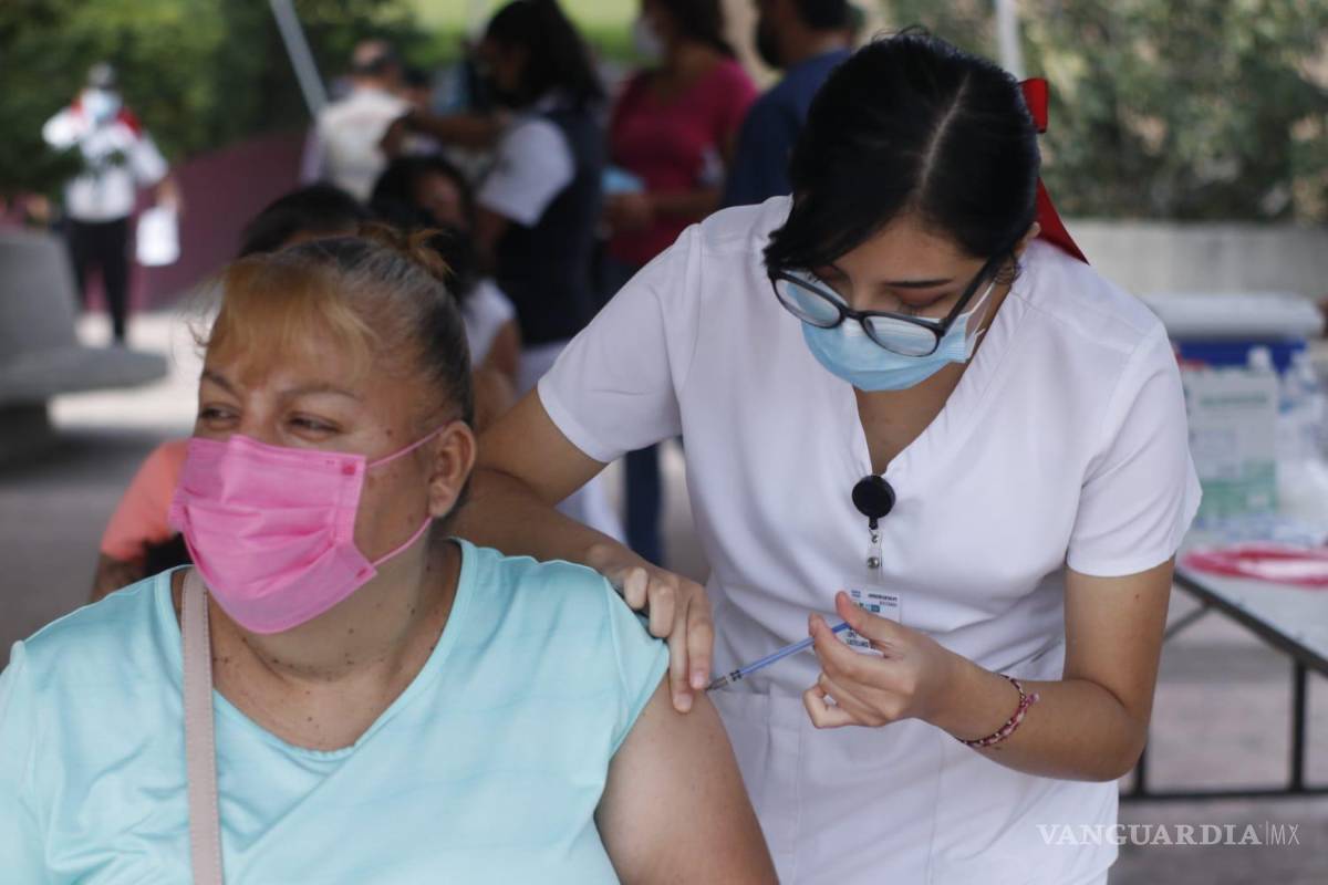 Fluye vacunación en el Parque las Maravillas de Saltillo; piden no acudir si no se vacunaron en jornada de 40