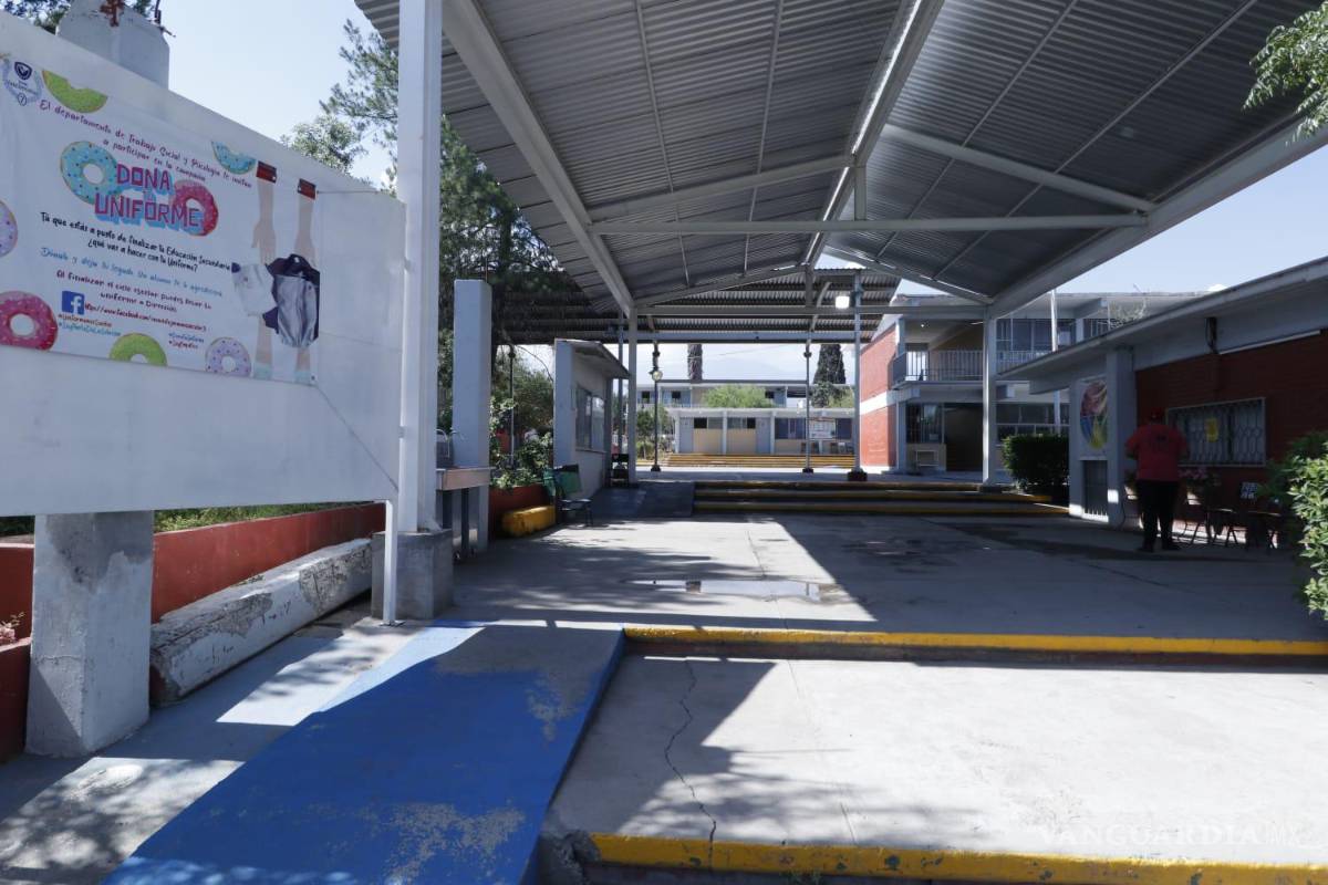 Saltillo: denuncian a directora de Secundaria General No. 7 por acoso laboral