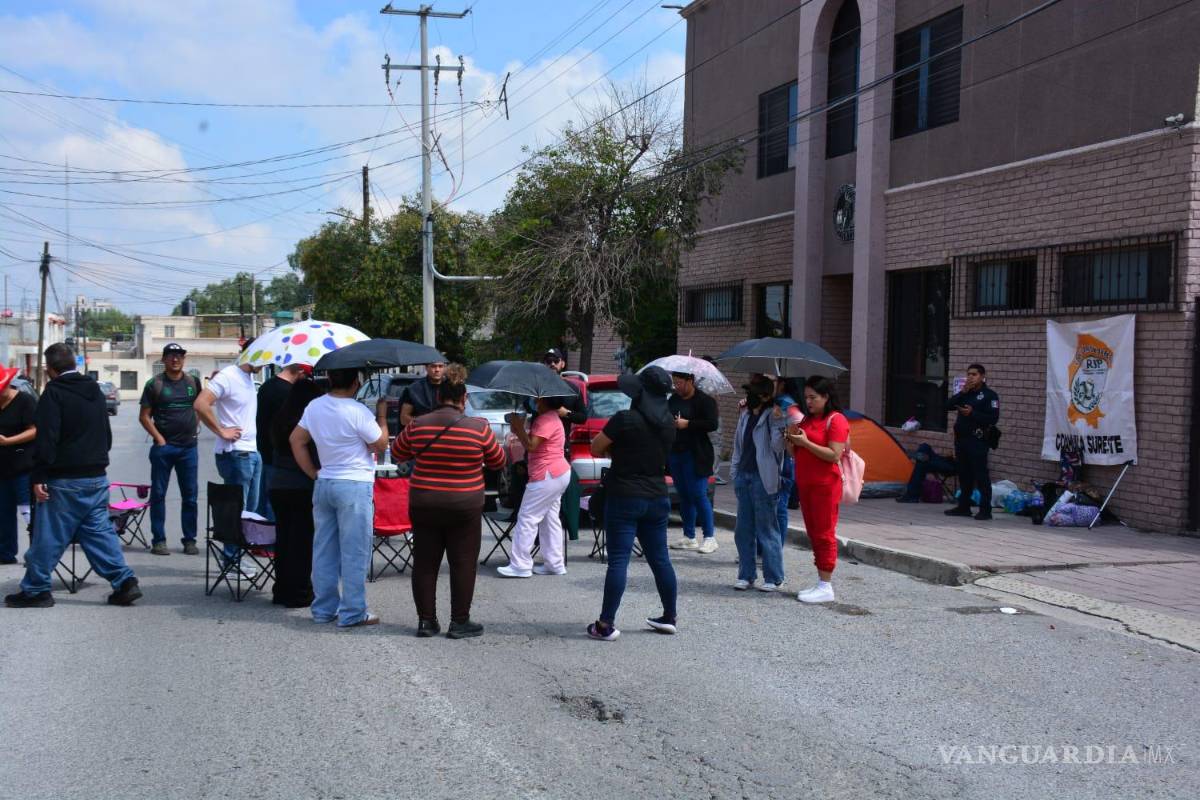 $!Trabajadores del IMSS y del SNTSS se manifestaron frente a las oficinas de la Sección 12 en Saltillo para exigir mejoras laborales.