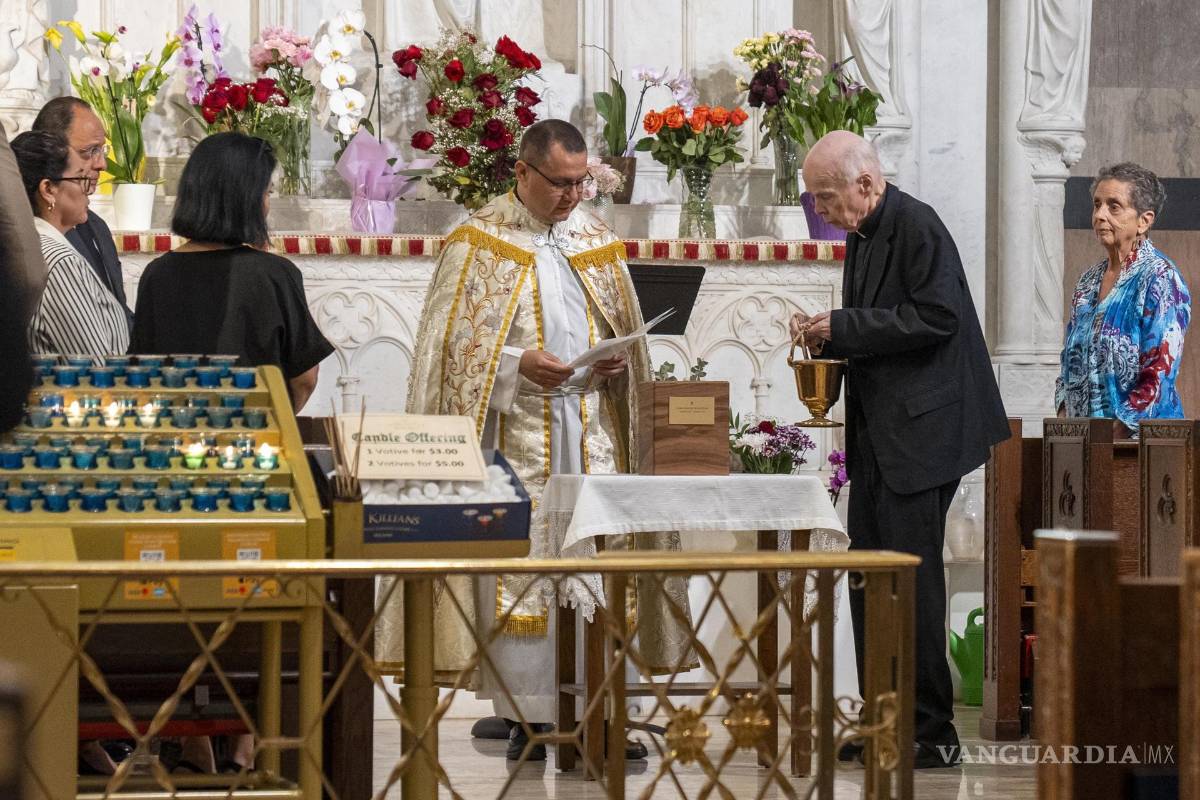 $!El padre Alejandro Sánchez (c) bendice las cenizas de Clara Krause falleció en Nueva York en 1919 en la Catedral católica de San Patrick de Manhattan.