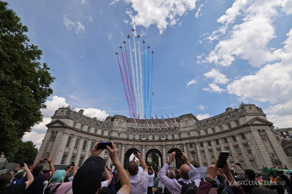 $!Aviones lechas rojas sobrevolando The Mall en honor a las celebraciones del Jubileo de Platino de la Reina en Londres.